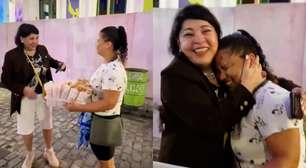 Roberta Miranda paga R$ 800 por pipoca de ambulante, que desaba em lágrimas de felicidade: 'Obrigada'