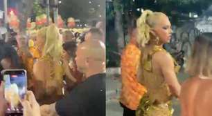 Virginia chega escoltada ao camarote durante desfile na Sapucaí