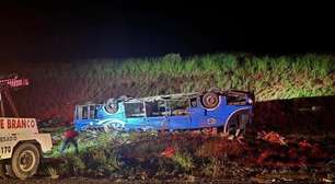 Ônibus com trabalhadores rurais tomba e 6 pessoas morrem no interior de SP