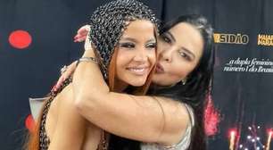 Maiara posa com a mãe no carnaval e web reage: 'Parecem irmãs'