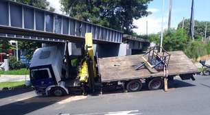 Caminhão munck causa interrupção no centro de Sorocaba