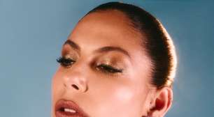 Mari Gonzalez escolhe look ousado e transparente para curtir o Carnaval de Salvador