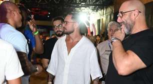 Nos bastidores do Carnaval, Diogo Nogueira se estranha com equipe de TV