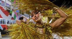 Sabrina Sato aposta em look dourado ousado em 2ª noite na Sapucaí; veja fotos