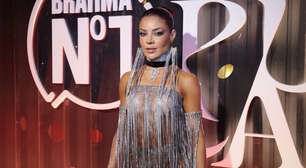 Quase mostra tudo! Sem sutiã, Gkay aposta em look ousado de strass para curtir camarote na Sapucaí; peça estoura e influenciadora passa perrengue