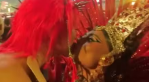 Juliana Paes e Sabrina Sato dão selinho durante desfile da Viradouro