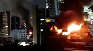 Incêndio de grandes proporções faz teto de loja desabar na grande São Paulo