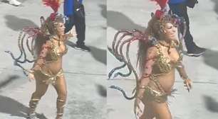 Lore Improta desfila grávida em fantasia de serpentes no carnaval do Rio