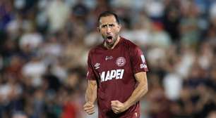 Zagueiro do Lanús minimiza valor do elenco do Flamengo: "Não vale nada"