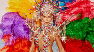 Com peso de 40 kg e mais de 10 mil cristais, Sabrina Sato evidencia virilha sarada em fantasia multicolorida como rainha de bateria da Vila Isabel; 20 fotos!