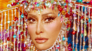 Sapucaí: Sabrina Sato desfila com fantasia multicolorida de 10 mil cristais