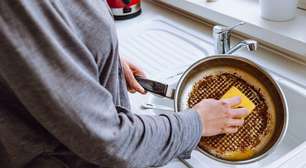 Fundo da panela queimou? Veja como limpar sem precisar esfregar por horas