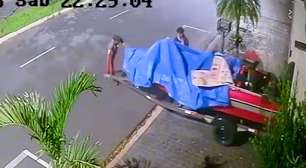 Morador de Uberlândia (MG) tem lancha furtada após esquecer portão da garagem aberto