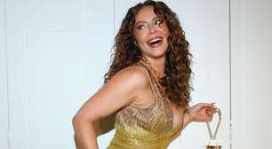 Paolla Oliveira posa com look dourado para assistir ao desfile da Grande Rio na Sapucaí