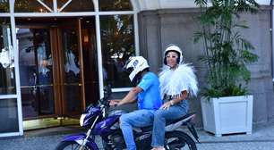Sabrina Sato pega mototáxi para ir à apuração das escolas de samba do Rio de Janeiro