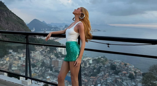 Marina Ruy Barbosa usa saia com efeito de escama de peixe de R$ 797,60