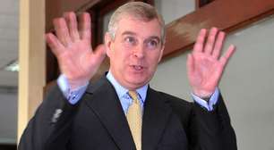 Ex-príncipe Andrew deixa a delegacia após horas detido