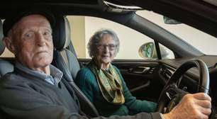 Velozes e idosos: casal de nonagenários compra um Porsche elétrico de 300 CV para celebrar 70º aniversário de casamento