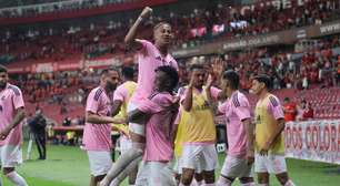 Ainda fora do grupo do Inter, jogador reaparece no CT e vira dúvida