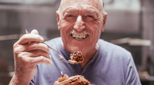 Comer sozinho pode prejudicar a alimentação de idosos