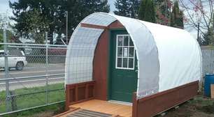 Essa cidade descobriu uma solução inesperada para ajudar pessoas em situação de rua: construir cabanas super baratas em poucas horas