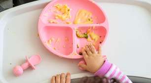 Brincar com a comida ajuda na introdução alimentar? Especialista explica
