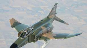 Irã: piloto morre após avião de combate cair durante treinamento; veja vídeo