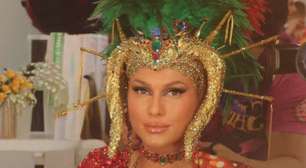 Photoshop? Lívia Andrade posta fotos na Sapucaí e detalhe chama atenção: 'Exagerou'