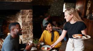 Ajudar o garçom a tirar a mesa parece um gesto gentil: mas psicólogos enxergam algo muito mais profundo