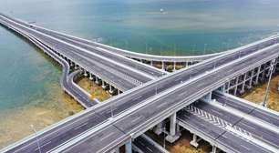 Rodovia em Bali ganha fama por flutuar sobre o mar, pois seus 12,7 km de extensão, de 2013, unem ilhas em um cenário único sobre águas turquesas