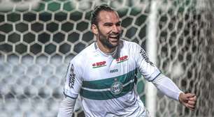 Coritiba vê Léo Gamalho livre no mercado e atacante pode ser mapeado: "Busca por"