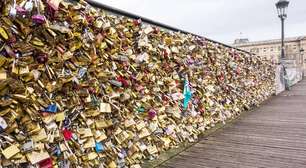 Com seus 155 metros sobre o rio Sena, a estrutura de 1804 virou a famosa ponte dos cadeados e o maior símbolo do romantismo em Paris