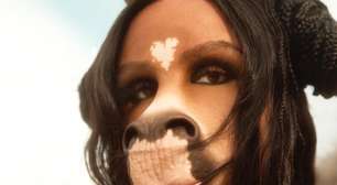 Quem é horsegiirL, atração do Lollapalooza com máscara de cavalo?