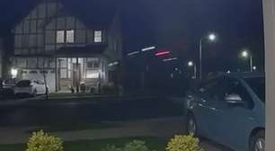 Carro 'voa' e colide contra lateral de casa nos EUA