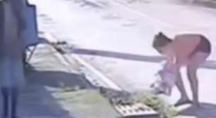 Veja momento em que mãe abandona recém-nascida em bueiro em MG