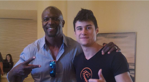 Do 'É o Tchan' ao Cocoricó: ele é jogador profissional de 'tapete de dança' e viralizou dançando memes