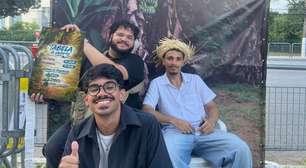 'Devia tirar mais fotos': jovem recria capa de álbum de Bad Bunny em porta de show em SP