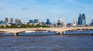 Com seus 370 metros de extensão e reconstruída em 1945, a ponte sobre o Tâmisa virou um marco de Londres conhecido como a ponte das mulheres