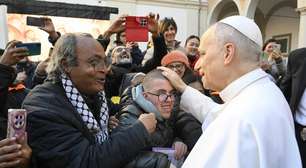 Fiéis e moradores de rua acompanham missa de Papa no centro de Roma