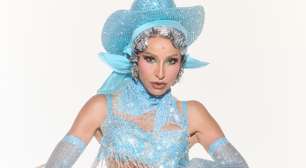 Sabrina Sato inicia maratona de desfiles com look cowgirl cravejado de cristais