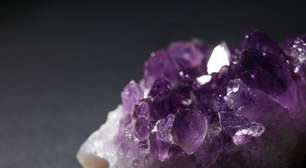 Ametista: conheça o significado, benefícios e como usar a pedra da sabedoria