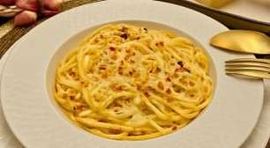 Com 4 ingredientes, prepare esse macarrão alho e óleo cremoso