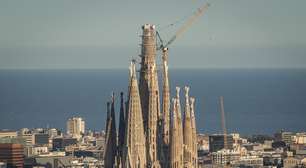 Ela acaba de se tornar a igreja mais alta do mundo: Igreja Sagrada Família bate recorde ao atingir 172,5 metros de altura com detalhe incrível no topo