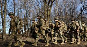 Após 4 anos de guerra, Ucrânia resiste a ataques maciços de drones russos com redes artesanais e robôs