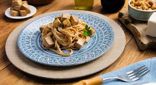 Carbonara sem bacon: tofu garante cremosidade e proteína na versão vegana