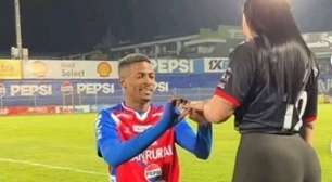 Jogador de futebol pede namorada em casamento no gramado mas noivado dura 3 dias