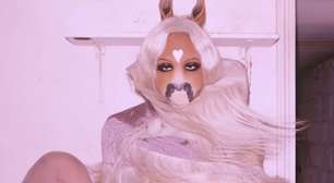 HorsegiirL: a DJ com cabeça de cavalo que vai dominar o Lollapalooza 2026