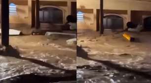 Chuvas em MG: caixões são levados por correnteza durante enchente em Ubá