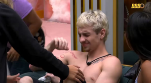 BBB 26: Juliano Floss se machuca com faca, passa mal ao ver sangue e leva dois pontos