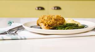 Sobrecoxa com crosta de biscoito de gergelim: crocante e suculenta